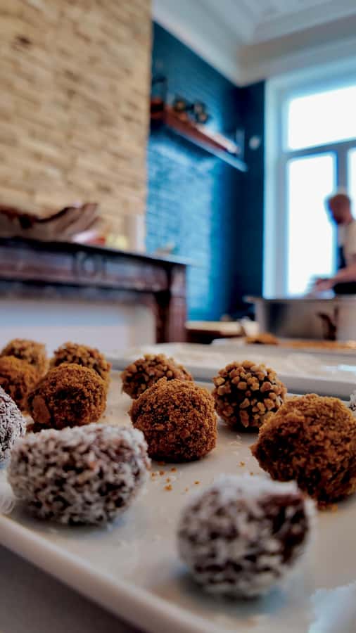 1.5h Cusco Chocolate Workshop - Truffles & Hot Chocolate - Rolling, shaping, and coating your 20 truffles