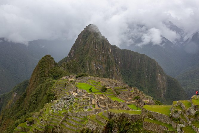 2 Day Sacred Valley Machupicchu by Vistadome Train & 4 Star Hotel - Manos de la Comunidad and Taray start the day