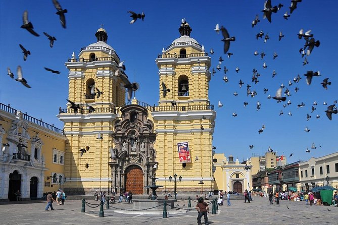 A Journey Through Time: Lima's Historic Center & Catacombs Tour - Walking through Plaza de Armas and old Lima