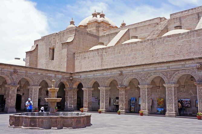 Arequipa and Secret Bars - Reading the art at the Company Cloisters