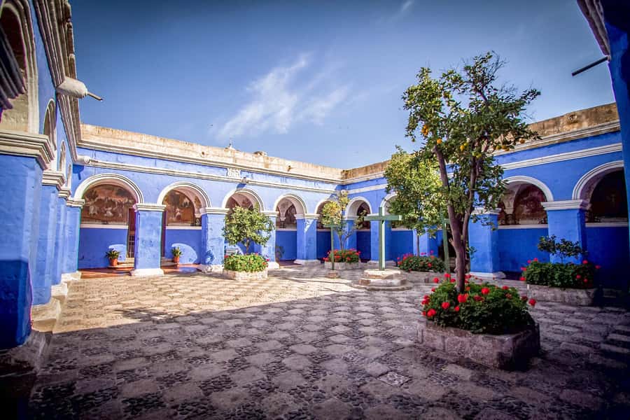 Arequipa: City Tour and Santa Catalina Monastery - A first walk through the main square
