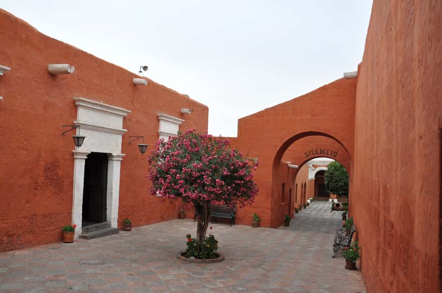 Arequipa: City Tour and Santa Catalina Monastery - Entering Santa Catalina’s hidden streets