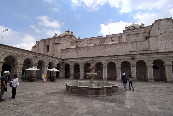 Arequipa Tasting Tour - Iglesia de la Compania de Jesus and its gold-covered altars