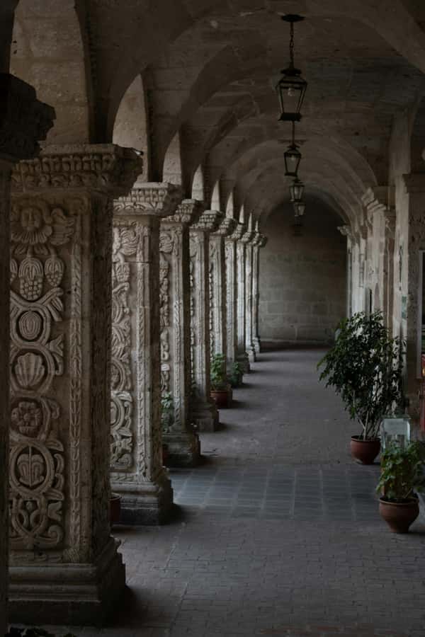 Arequipa: Walk through the Historic Center of the City - Colonial cloisters and the details between buildings