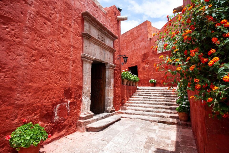 Arequipa: Walking Tour and Santa Catalina Monastery - Plaza de Armas and Arequipa’s grand center
