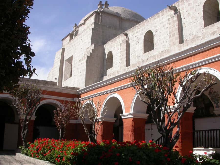 Arequipa: Walking Tour and Santa Catalina Monastery - San Lazaro, where Arequipa begins with sillar