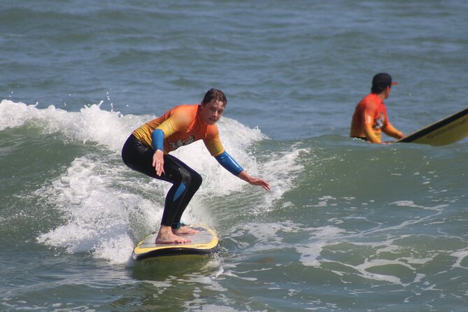 Beginner Surf Lesson in Lima, Perú - The 30-minute land lesson: paddle, stand, stretch