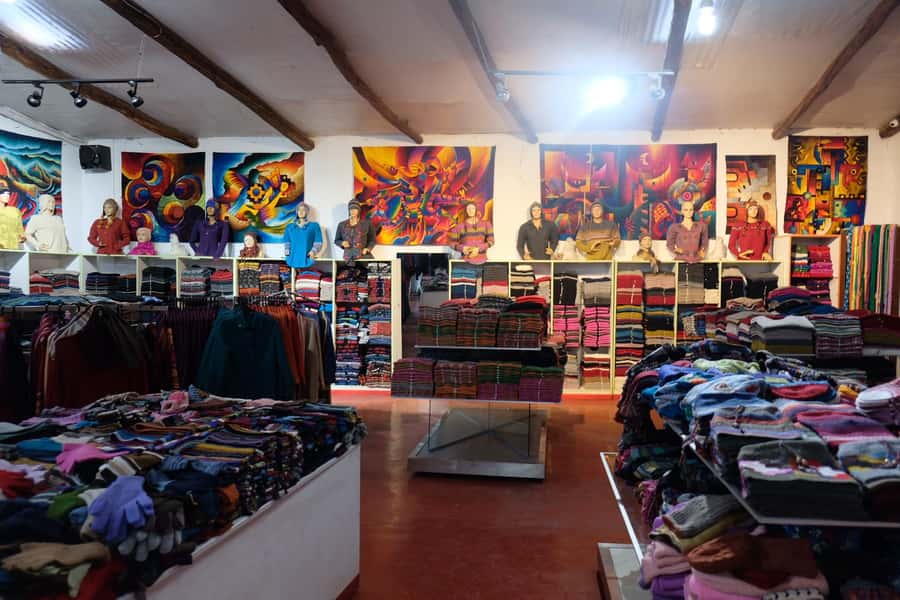 Camelid Center Visit in Cusco: Alpacas, Culture & Weaving - Meeting llamas, alpacas, vicuñas, and huanacos