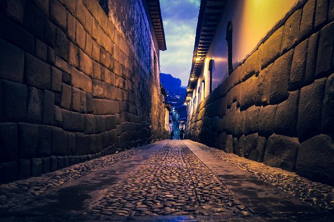 City walking tour by the Magical Cusco - The Twelve Angled Stone and Inca building skill