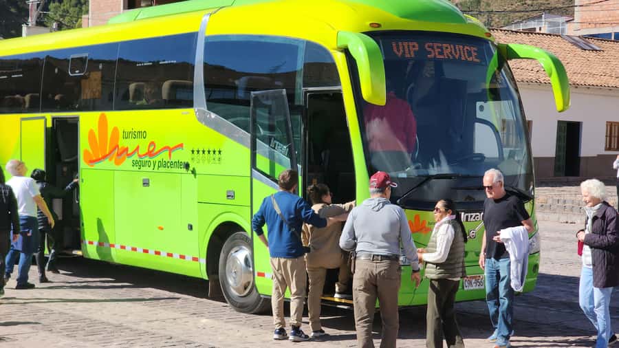 Cusco: Bus Turistico Puno Cusco con Tour y Buffet - Guide quality and language support