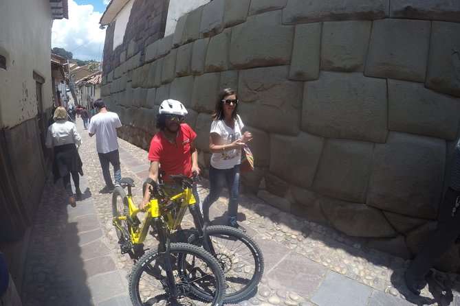 Cusco by Bike - Markets, fruit, and drinks along the way