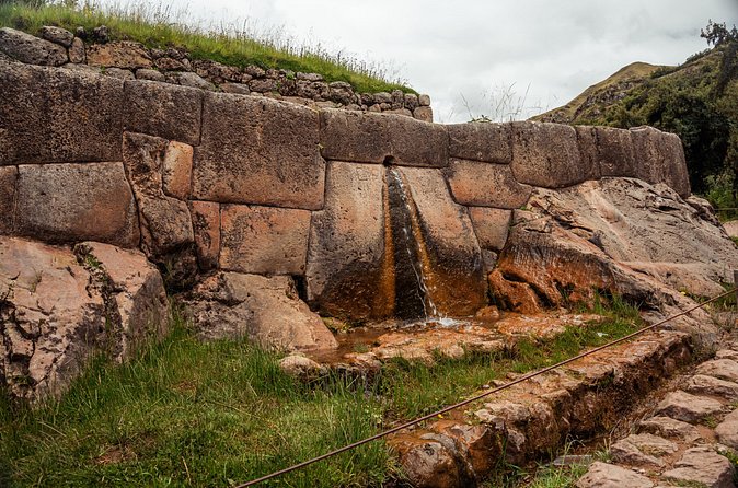 Cusco City Tour with Sacsayhuaman & Coricancha Entrance Tickets - Q’enqo: a ceremonial stop with a different mood
