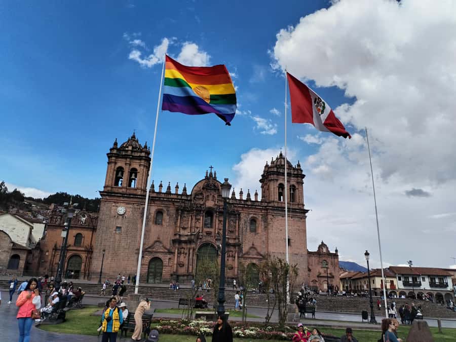 Cusco: Historic Walking Tour & Scenic Views with local drink - Plaza de Armas and the story of Cusco’s center