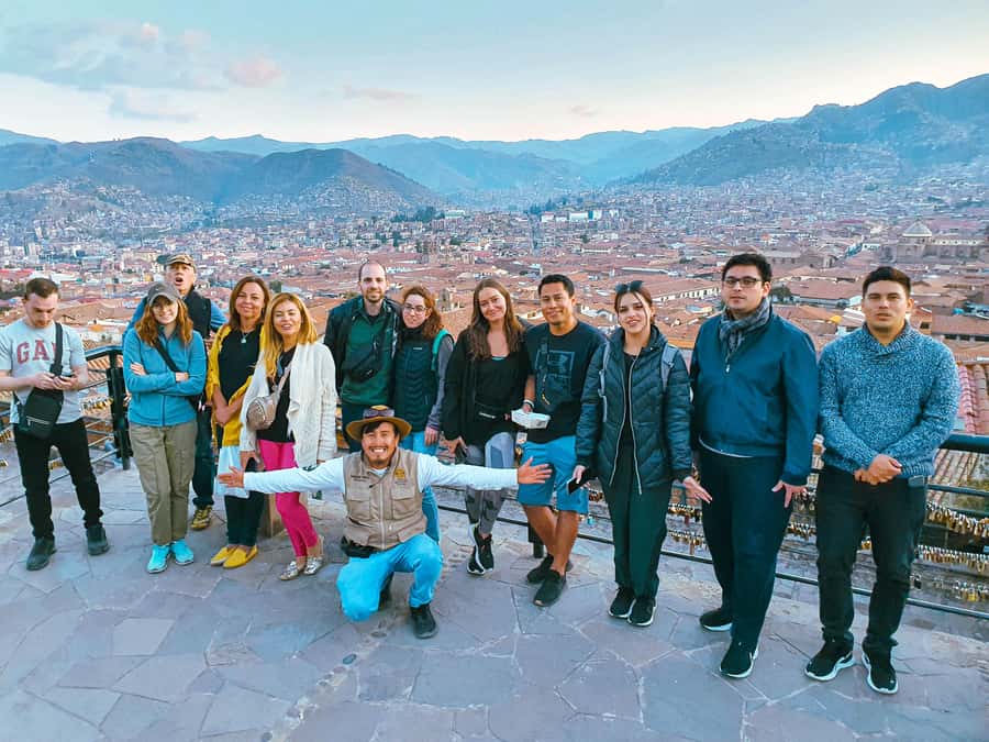 Cusco: Historic Walking Tour with Pisco Sour and Music Show - Angled stones, balconies, and the walk toward San Blas