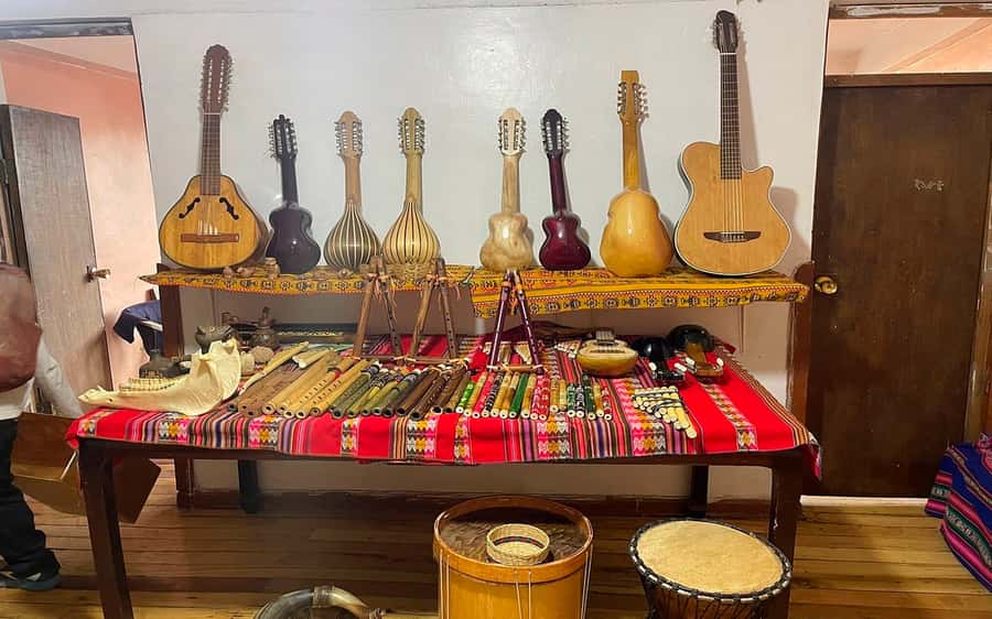 Cusco : Historical walking tour and tourist lookout point and Andean music show - Qorikancha and the colonial center