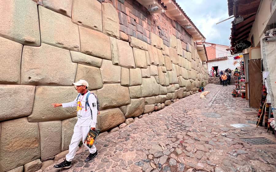 Cusco : Historical walking tour and tourist lookout point and Andean music show - Meeting luthier Sabino Huamán