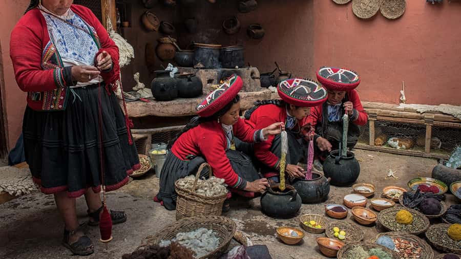 Cusco: Valle Sagrado VIP, Maras, Moray y Almuerzo Buffet - Maras Salt Mines: A hillside of working salt pools
