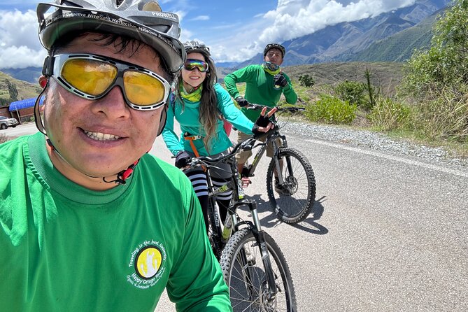 Death Road Peru, Mountain Bike Tour on the Most Dangerous Road - Lunch, drinks, and a pause in the canyon