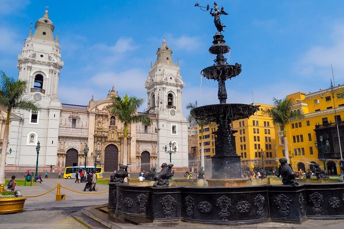 Discover Lima: Love Park, Historic Center, and its Catacombs. - Casa de la Literatura and the pisco sour lesson