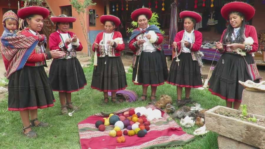 From Cusco: Sacred Valley of the Incas Full-Day Tour - Lunch and the Road to Ollantaytambo