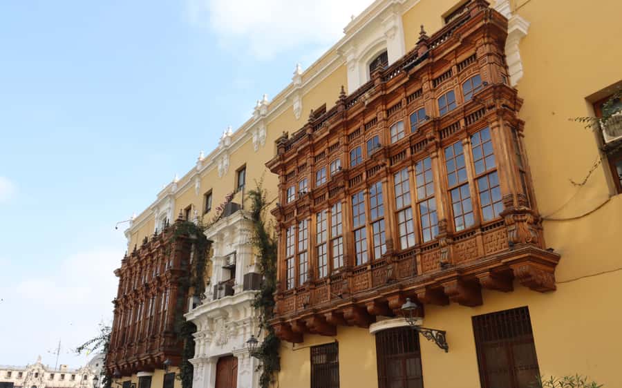 From Lima: City Tour with Catacombs & Pachacamac Inka Ruins - Reading the Plaza de Armas building by building