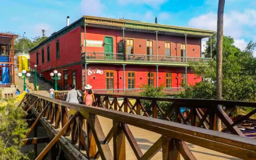 From Lima: Miraflores, Barranco & San Isidro Guided Tour - Barranco murals and the Bridge of Sighs