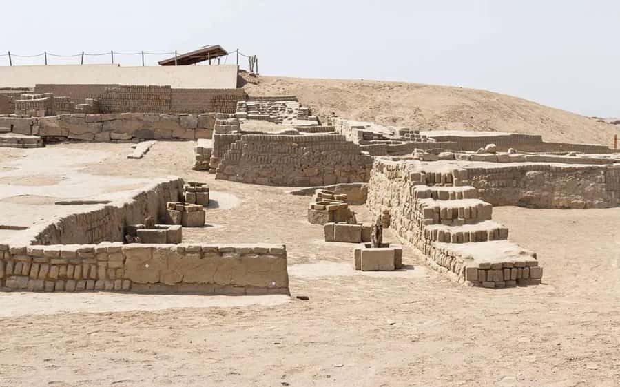 From Lima: Pachacamac Archaeological Site Guided Tour - Walking toward the Temple of the Sun