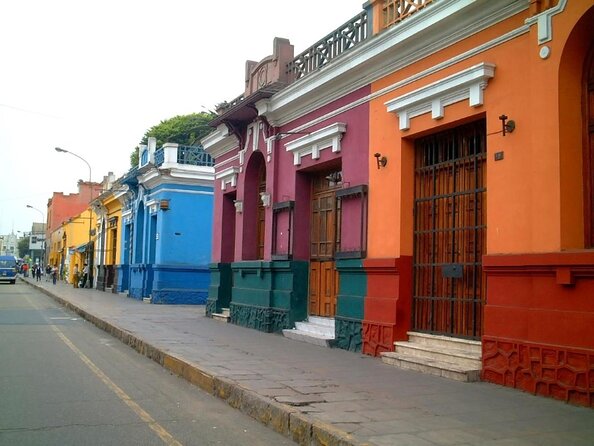From Pyramids & Bohemian Streets: Lima Miraflores & Barranco Tour - El Malecon and the Park of Love