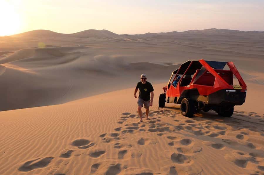 Huacachina: Sandboarding and 4x4 Desert Adventure - The 4x4 ride across the dunes