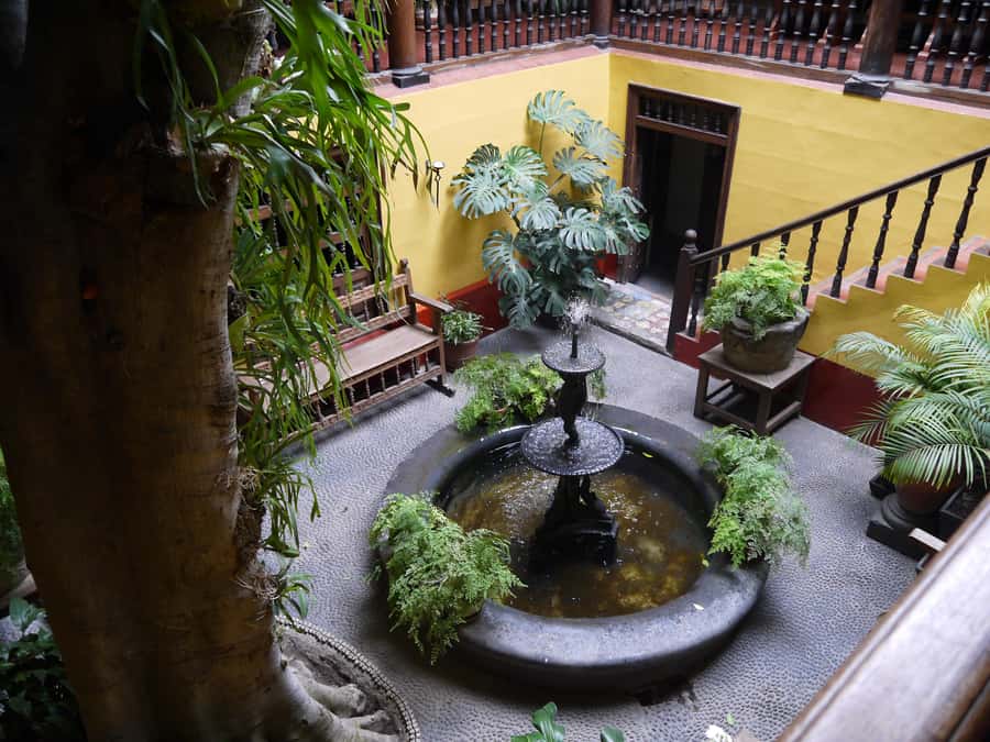 La casa de Aliaga, an alive colonial jewel at Lima center. - Architecture, art, and the marks of time