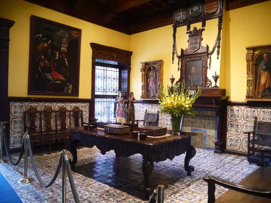 La casa de Aliaga, an alive colonial jewel at Lima center. - Arriving beside Government Palace