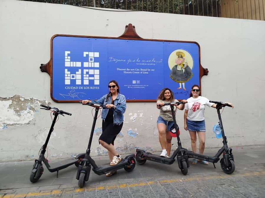 Lima Bike Tour: La Costa Verde & Jesus Statue in Chorrillos - Following the cliffs past the Park of Love and Larcomar