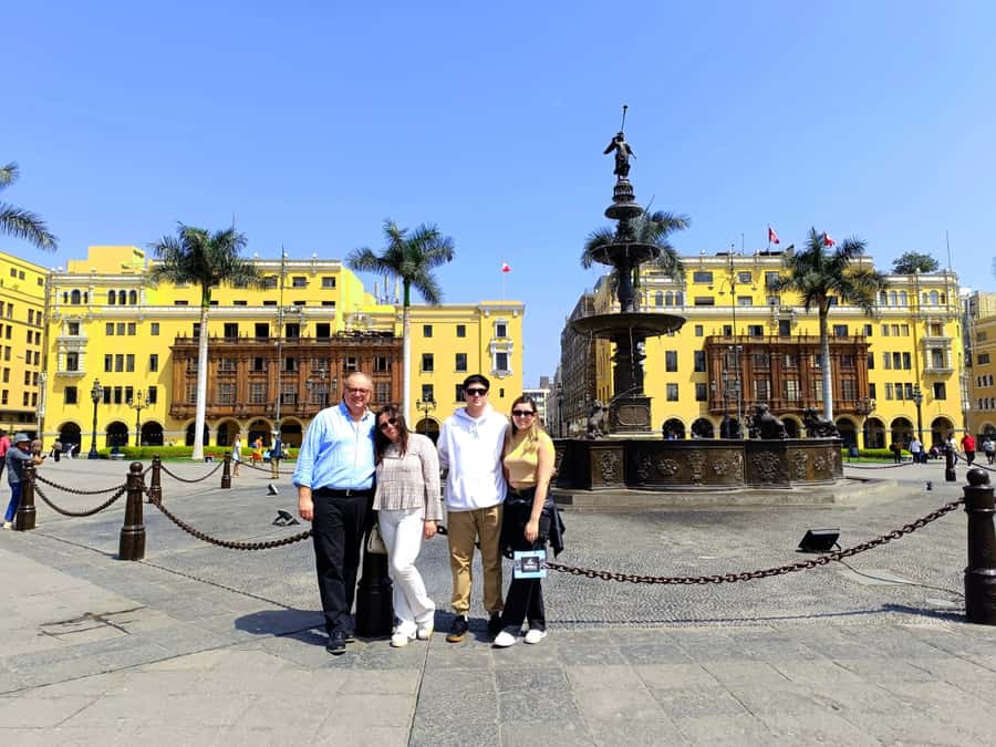 Lima: City Highlights Walking Tour & Catacombs - Walking Jirón de la Unión