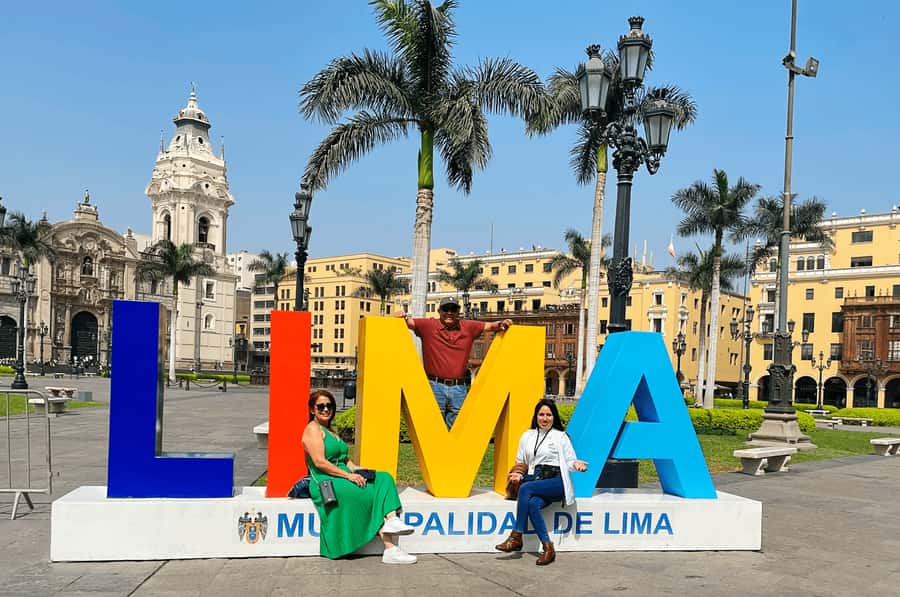 Lima: City Highlights Walking Tour & Catacombs - One hour at San Francisco Monastery