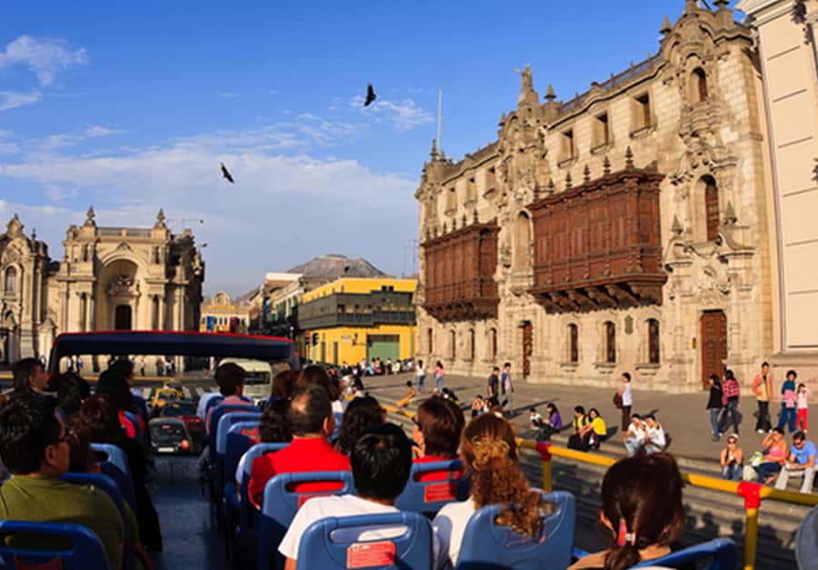 Lima : City tour 360° Panoramic bus - Sightseeing Tour - Entering the colonial center through Plaza San Martín