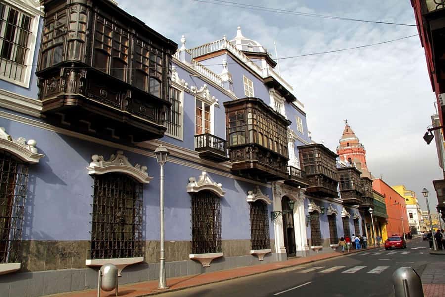 Lima : City tour 360° Panoramic bus - Sightseeing Tour - The 360° bus: useful views, real compromises
