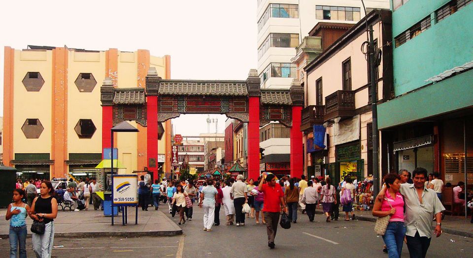 Lima: Flavors and Tradition Walking Tour with Food Tasting - What the guide adds to the experience