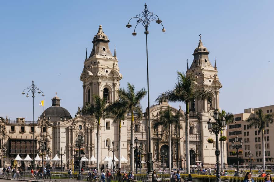 Lima: Historic Center Street Food, Market, and Eateries Tour - Chinatown and the Peruvian side of chifa