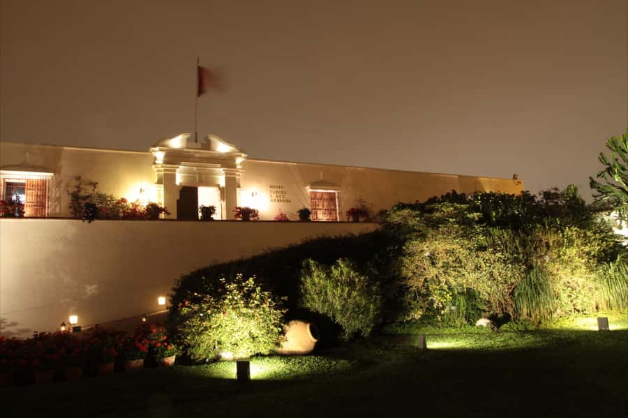 Lima: Huaca Ruins and Larco Museum at Night with Dinner - Key points to know before booking