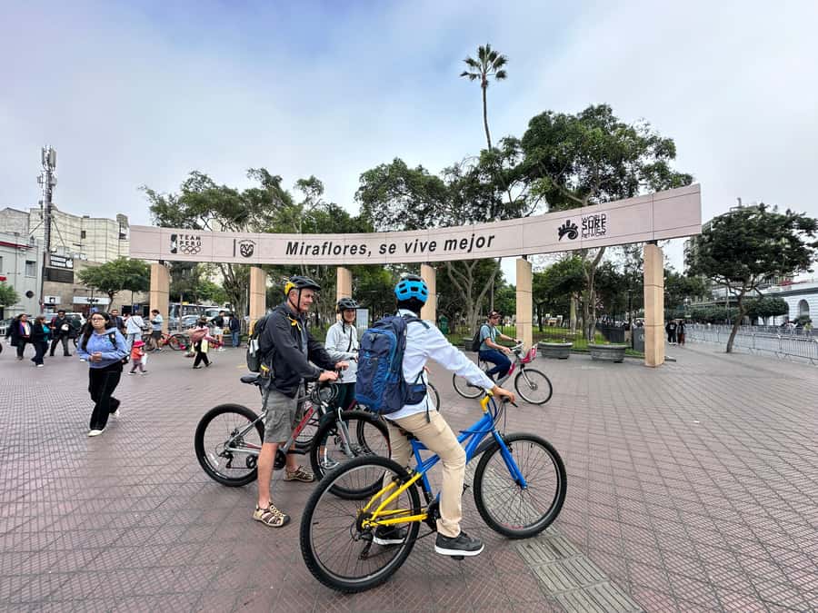 Lima: Miraflores & Barranco Guided Bike Tour - Love Park brings sculpture and Pacific views