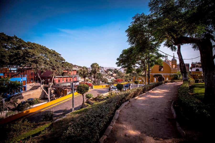 Lima: Pachacamac Ruins & Barranco Half-Day Guided Tour - Group size, guides, and the human side of the tour
