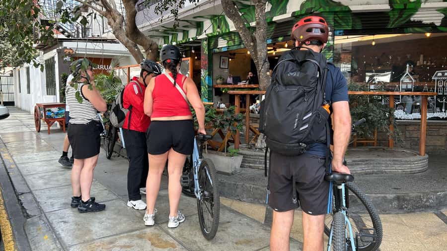 Lima: Sightseeing Bike Tour with Food and Drink Tastings - Chicha morada and empanadas at BuenaVista Cafe