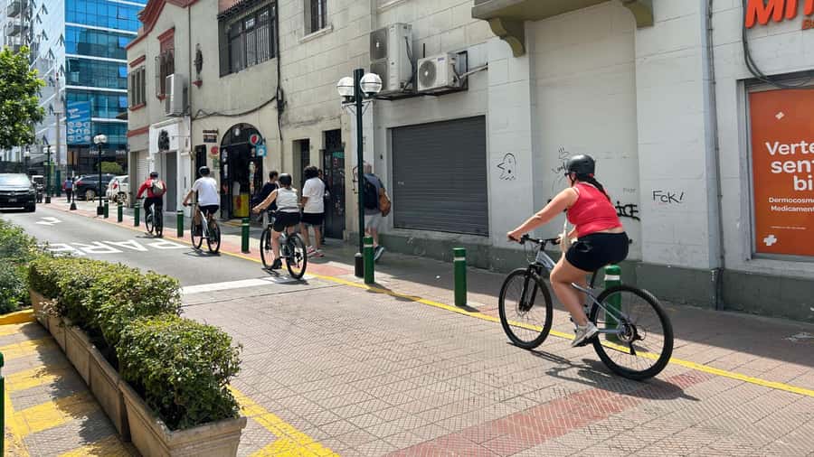 Lima: Sightseeing Bike Tour with Food and Drink Tastings - Barranco, urban art, and the old Juanito tavern