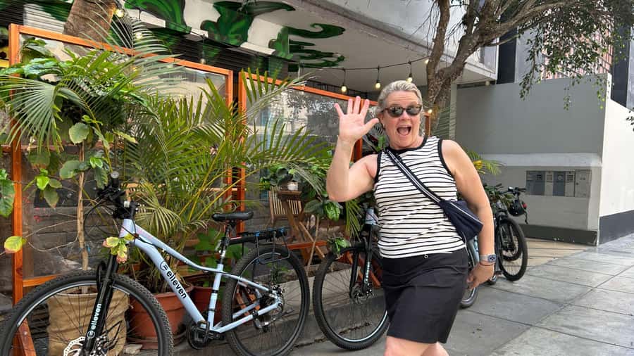 Lima: Sightseeing Bike Tour with Food and Drink Tastings - Surquillo market and three local fruits