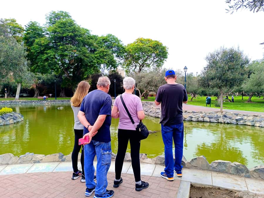 Lima: Tour in Miraflores, San Isidro, Barranco & Chorrillos - Guide style and group size