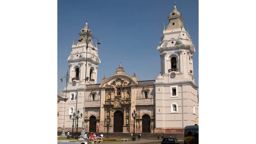 LIMA WALKING TOUR CATACOMBS FROM MIRAFLORES, HISTORICAL CENTER, WINES+BUS - The guide can make or break the day