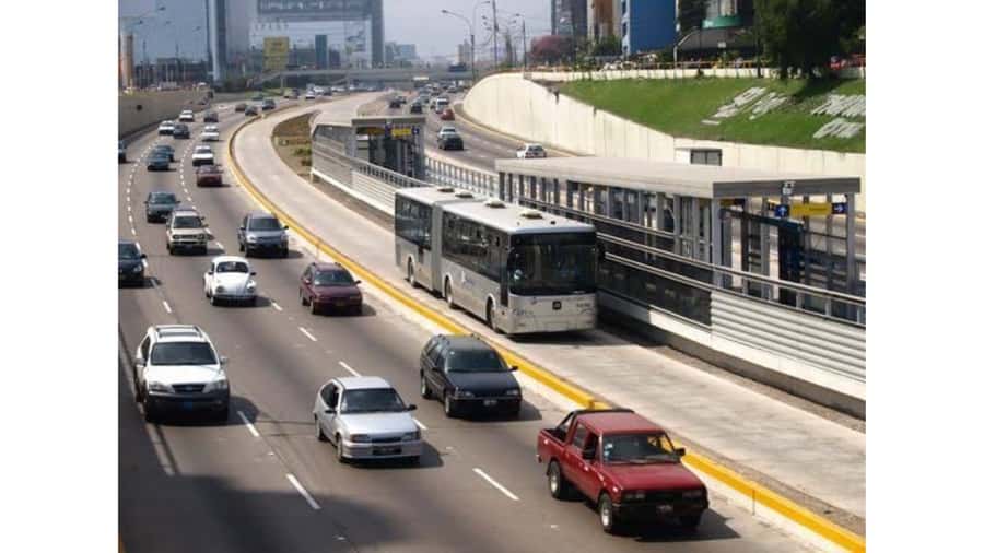 LIMA WALKING TOUR CATACOMBS FROM MIRAFLORES, HISTORICAL CENTER, WINES+BUS - A pause for churros and Lima flavors