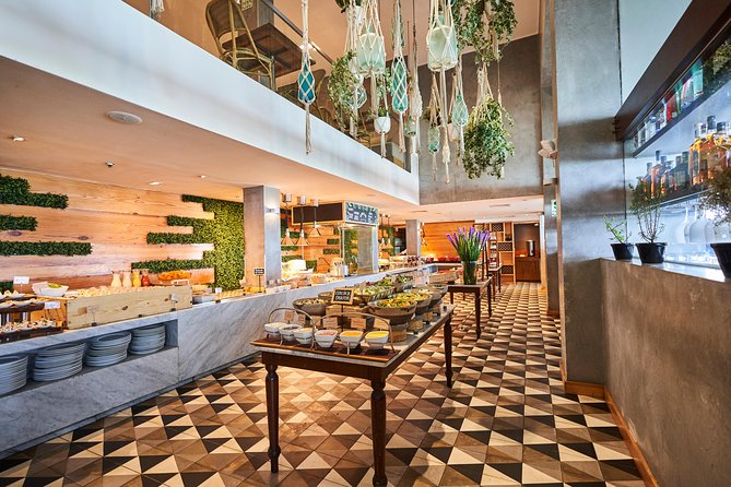 Lunch Menu at Mangos Larcomar restaurant - Choosing between Peruvian and international dishes