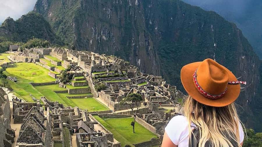 Machu Picchu: 1-day tour by Vistadome Panoramic train - Lunch and free time in Aguas Calientes