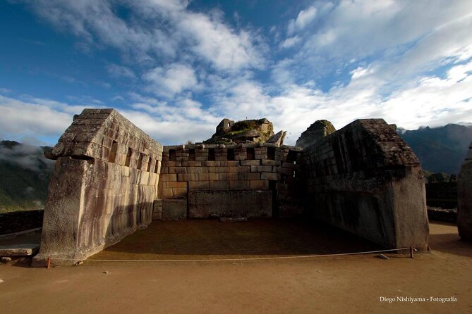 Machu Picchu Day Trip from Cusco Guided Tour & Tickets - Sacsayhuaman and Qenqo show two sides of Inca power